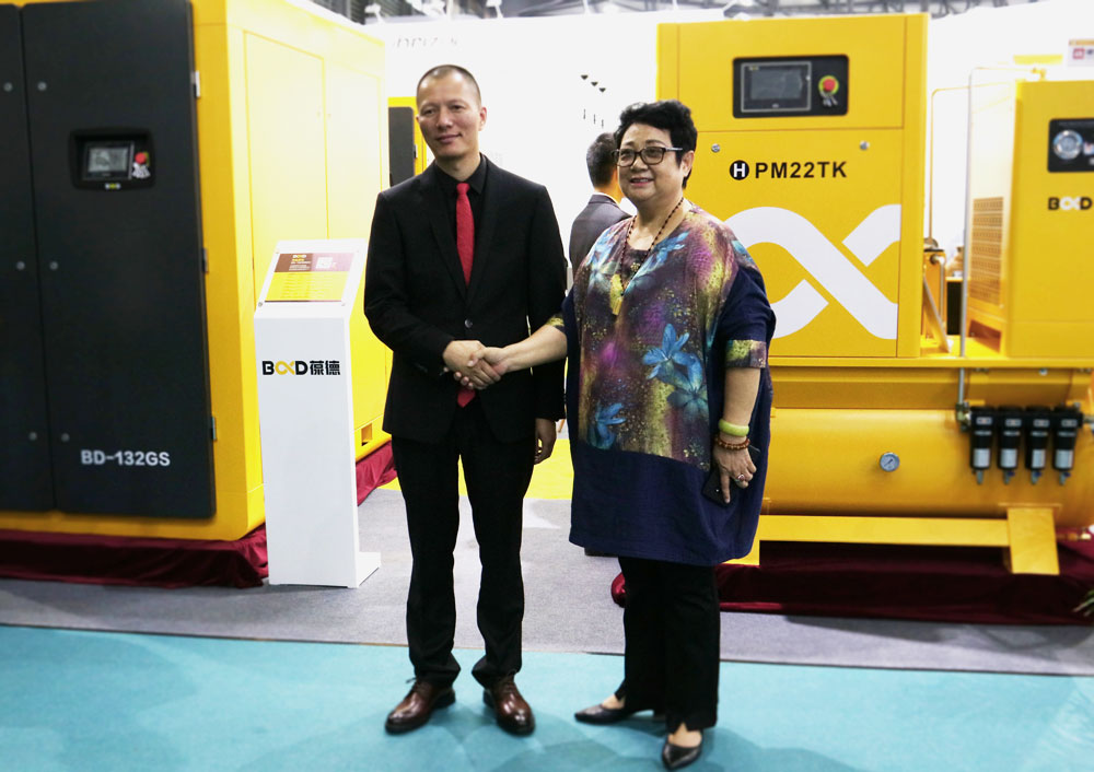 董事長郭振發與到會嘉賓合影.jpg 董事長郭振發與到會嘉賓合影.jpg